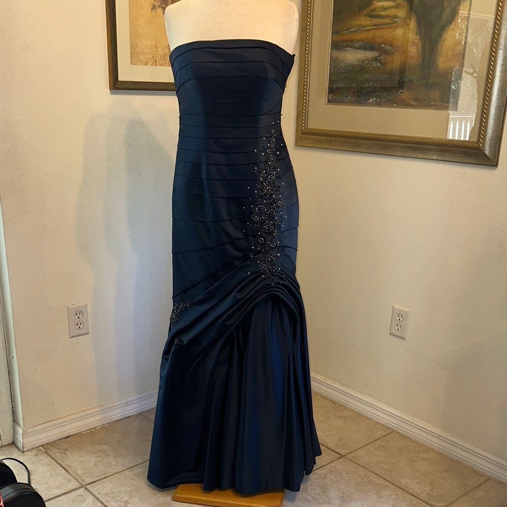 YSA MAKINO Elegant Navy Strapless Beaded Evening Gown Size 4/6